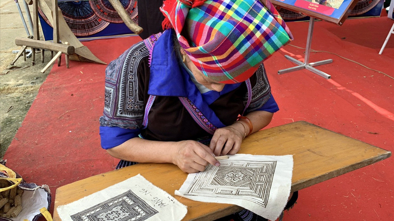 Vẽ sáp ong và nhuộm chàm (5)